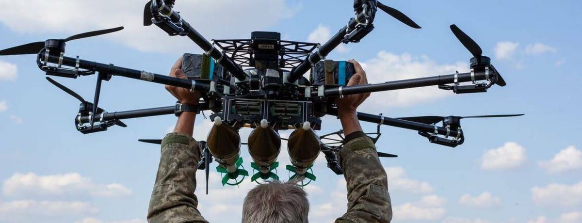 Las disidencias de las FARC  han transformado drones comerciales en artillería aérea capaz de lanzar explosivos con precisión quirúrgica contra la Fuerza Pública. Este avance tecnológico permite vigilar tropas en [&hellip;]