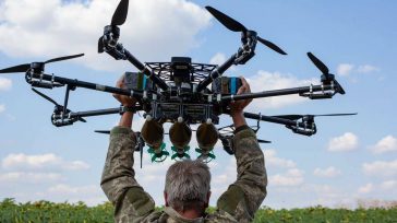 Las disidencias de las FARC  han transformado drones comerciales en artillería aérea capaz de lanzar explosivos con precisión quirúrgica contra la Fuerza Pública. Este avance tecnológico permite vigilar tropas en [&hellip;]