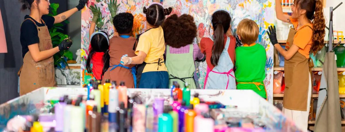 La estrategia no solo fortalece la formación escolar, sino que impulsa la economía cultural en las regiones. Al vincular a artistas y gestores locales como docentes, se genera empleo formal [&hellip;]