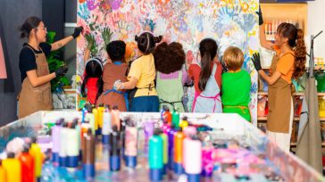 La estrategia no solo fortalece la formación escolar, sino que impulsa la economía cultural en las regiones. Al vincular a artistas y gestores locales como docentes, se genera empleo formal [&hellip;]
