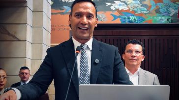El ministro Sánchez Suárez enfatizó que las tropas tienen la orden perentoria de reprimir con contundencia cualquier manifestación delictiva y proteger a la población civil. Asimismo, desmintió restricciones operativas exponiendo [&hellip;]