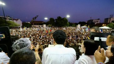 En Valledupar, existe la leyenda de que quien llena la Plaza Alfonso López y sobrepasa el lugar donde está el emblemático árbol triunfará en las elecciones. Ese lugar fue pasado [&hellip;]