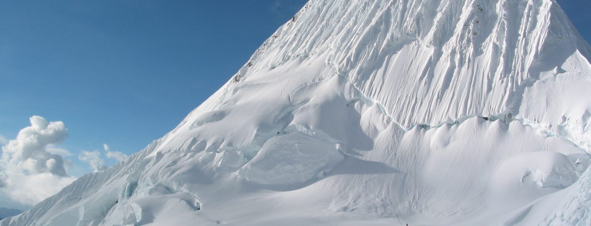 El Alpamayo, ubicado en la Cordillera Blanca de los Andes peruanos, es considerado una de las montañas más bellas del mundo gracias a su perfecta forma de pirámide de hielo [&hellip;]