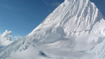 El Alpamayo, ubicado en la Cordillera Blanca de los Andes peruanos, es considerado una de las montañas más bellas del mundo gracias a su perfecta forma de pirámide de hielo [&hellip;]