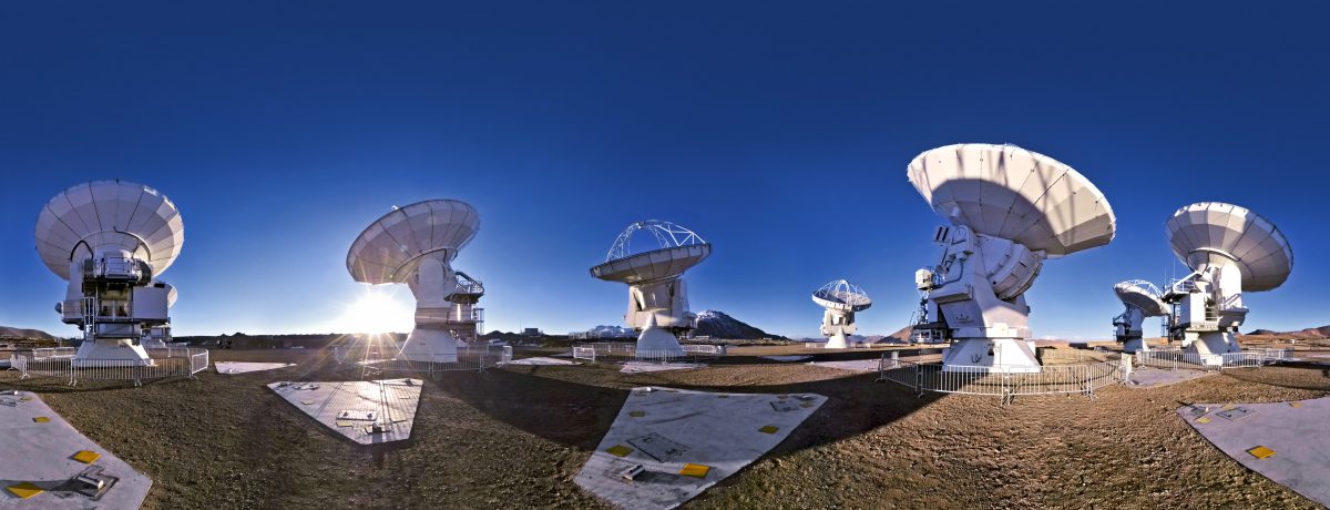 Panorama de 360 grados de la llanura de Chajnantor repleta de imponentes antenas tecnológicas. El árido paisaje destaca bajo un cielo azul profundo y un sol radiante que ilumina el [&hellip;]