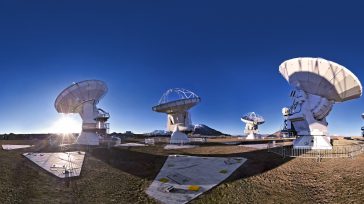 Panorama de 360 grados de la llanura de Chajnantor repleta de imponentes antenas tecnológicas. El árido paisaje destaca bajo un cielo azul profundo y un sol radiante que ilumina el [&hellip;]