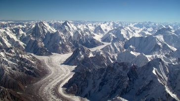 La cordillera del Karakórum alberga al K2 en la frontera entre Pakistán y China, ofreciendo una belleza cruda y majestuosa. Sus imponentes paredes de roca, glaciares negros y valles profundos [&hellip;]