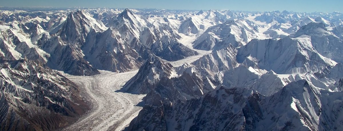 El K2, situado en el Karakórum, es la segunda cumbre más alta de la Tierra y la montaña más peligrosa del mundo por su fisonomía vertical extrema. Su ascenso exige [&hellip;]