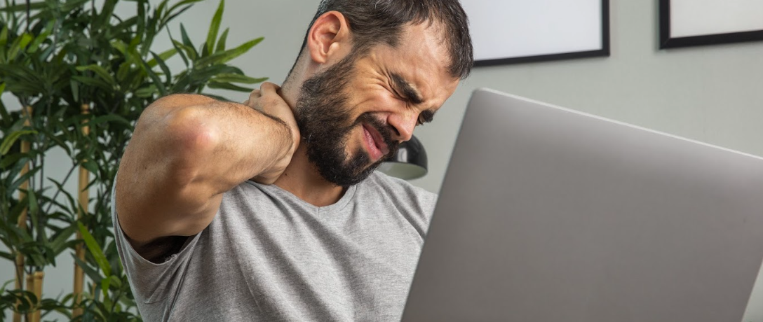 El uso prolongado y con la cabeza inclinada del celular, ya sea por trabajo o descanso, se ha vuelto un hábito generalizado sin importar la edad o profesión. Esta postura [&hellip;]