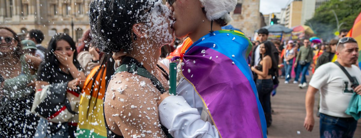 La jornada unió la celebración festiva con una activa reivindicación política contra la violencia y la discriminación. &nbsp; &nbsp; Luis Eduardo Romero Bogotá D.C.  Una multitudinaria marea de colores, música [&hellip;]