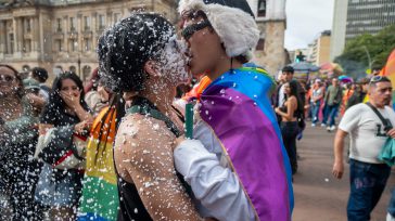 La jornada unió la celebración festiva con una activa reivindicación política contra la violencia y la discriminación. &nbsp; &nbsp; Luis Eduardo Romero Bogotá D.C.  Una multitudinaria marea de colores, música [&hellip;]