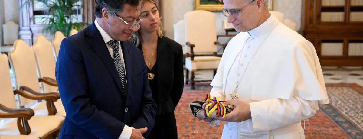 Acompañado por su hija, el presidente Gustavo Petro se reunió en audiencia oficial con el papa León XIV para abordar la «geopolítica de la vida» y articular esfuerzos en favor [&hellip;]