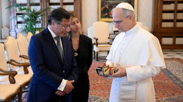 Acompañado por su hija, el presidente Gustavo Petro se reunió en audiencia oficial con el papa León XIV para abordar la «geopolítica de la vida» y articular esfuerzos en favor [&hellip;]