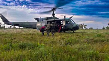 El reporte de la Primera División del Ejército, las maniobras terrestres y de asalto aéreo buscan golpear de manera contundente las capacidades logísticas y operativas del grupo armado. &nbsp; SANTA [&hellip;]