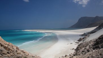Qalansiyah es un remoto y paradisíaco rincón costero de la Isla de Socotra que cautiva por sus imponentes dunas de arena blanca y aguas de un azul turquesa cristalino. Como [&hellip;]