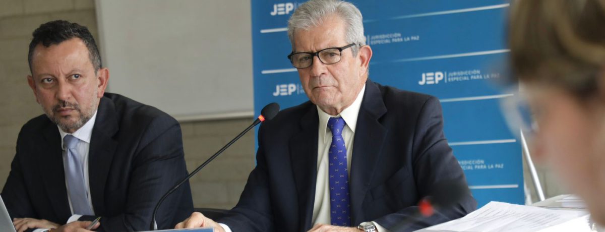 El general en retiro Mario Montoya Uribe, junto a su abogado nuevamente frente a la JEP &nbsp; &nbsp; Rafael Camargo Vásquez Judicial La Sala de Reconocimiento de Verdad y Responsabilidad [&hellip;]