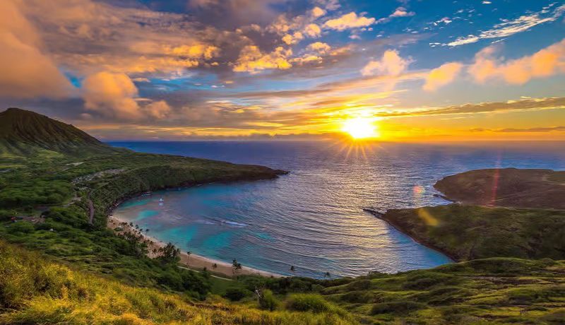 &nbsp; El Mirador de la bahía de Hanauma, situado en el sureste de la isla de Oahu en Hawái, ofrece una panorámica espectacular de una ensenada con forma de media [&hellip;]