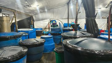 Las autoridades colombianas incautaron más de 2.600 galones de gasolina y 10 toneladas de cemento en Caquetá durante una operación conjunta contra las economías ilegales. Este cargamento, interceptado en corredores [&hellip;]