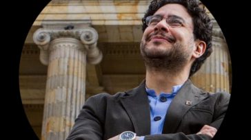 En un hecho sin precedentes, el legislador Iván Cepeda Castro hizo público su certificado médico oficial para neutralizar de manera definitiva los rumores malintencionados sobre su estado físico. Con esta [&hellip;]