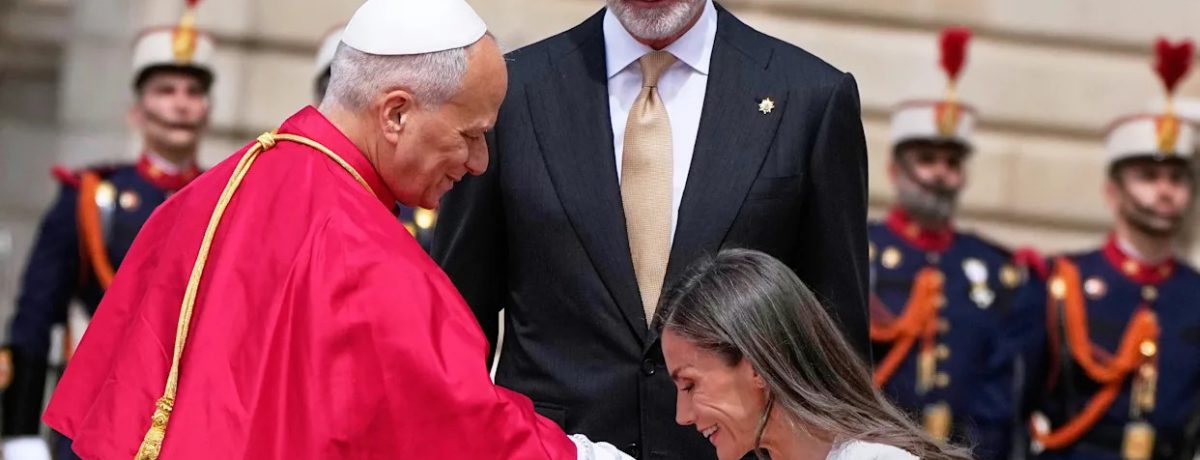 La reina Letizia saluda de rodillas al papa León XIV junto a su esposo, el rey de España,el rey Felipe VI Hernán Alejandro Olano García Doctor en Derecho Canónico Del [&hellip;]