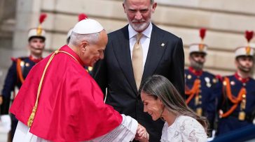 La reina Letizia saluda de rodillas al papa León XIV junto a su esposo, el rey de España,el rey Felipe VI Hernán Alejandro Olano García Doctor en Derecho Canónico Del [&hellip;]