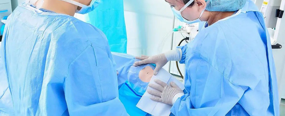 La ropa estéril —compuesta por batas, guantes, gorros, mascarillas y polainas— opera en doble vía: resguarda al paciente de la microbiota del personal de salud y protege al equipo médico [&hellip;]