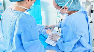 La ropa estéril —compuesta por batas, guantes, gorros, mascarillas y polainas— opera en doble vía: resguarda al paciente de la microbiota del personal de salud y protege al equipo médico [&hellip;]