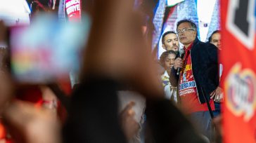 El presidente Petro denunció una estrategia transnacional de «propaganda sucia» financiada desde EE. UU. para destruir la reputación de su Gobierno, una trama que escaló a crisis diplomática tras filtrarse [&hellip;]