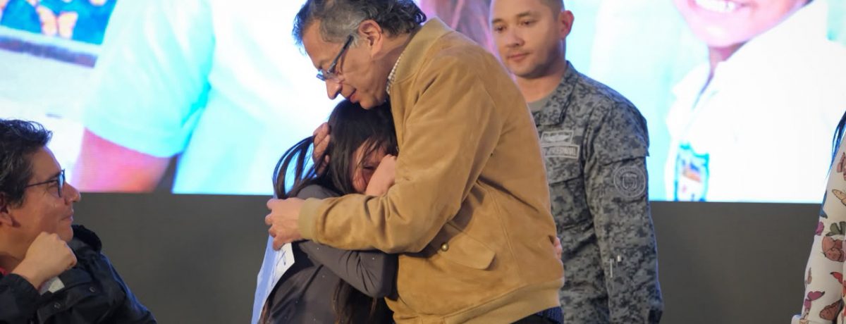 En un «templo del saber» en Zipaquirá, el presidente Gustavo Petro abraza cálidamente a una niña mientras ella parece llorar de alegrìa, en presencia de otros funcionarios y un militar. [&hellip;]