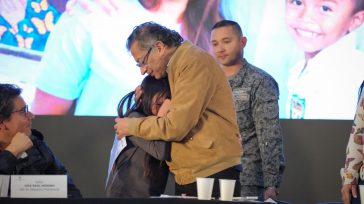 En un «templo del saber» en Zipaquirá, el presidente Gustavo Petro abraza cálidamente a una niña mientras ella parece llorar de alegrìa, en presencia de otros funcionarios y un militar. [&hellip;]