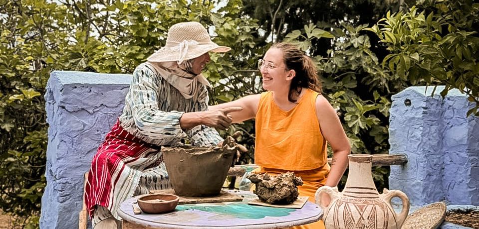Las ceramistas entrerrianas Stella y Esmeralda vivieron un viaje transformador en Marruecos al conectar profundamente con la cultura de las alfareras del Rif. A través de sus tradiciones, oficios y [&hellip;]