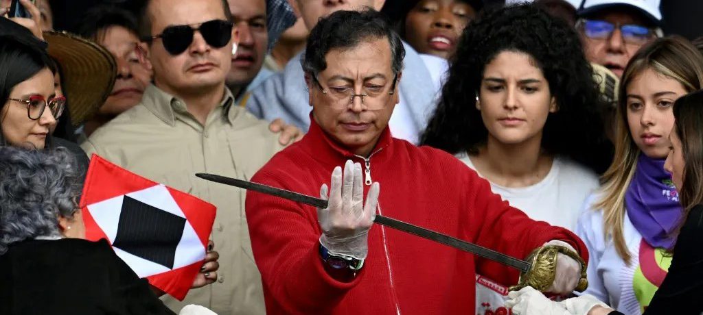 El jefe de Estado saliente justificó el traslado bajo el argumento de «regresarla al pueblo» para su protección, advirtiendo que el acero histórico «no volverá a su funda hasta que [&hellip;]