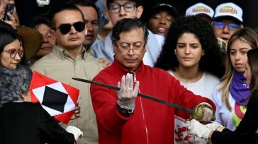 El jefe de Estado saliente justificó el traslado bajo el argumento de «regresarla al pueblo» para su protección, advirtiendo que el acero histórico «no volverá a su funda hasta que [&hellip;]
