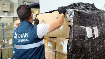 La DIAN incautó en Bogotá un histórico cargamento de contrabando valorado en cerca de $10.000 millones de pesos, trasladado en 12 camiones. La mercancía ilegal decomisada incluye más de 126.000 [&hellip;]