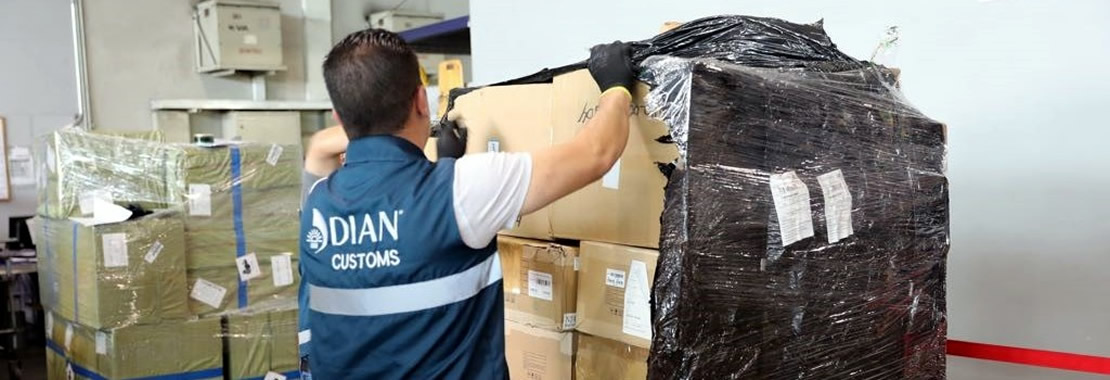 La DIAN incautó en Bogotá un histórico cargamento de contrabando valorado en cerca de $10.000 millones de pesos, trasladado en 12 camiones. La mercancía ilegal decomisada incluye más de 126.000 [&hellip;]